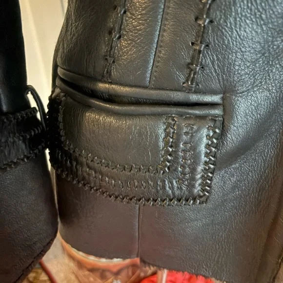 Luxurious Fur Trimmed Leather Coat w/shearling lining and hand whipstitch detail - Picture 4 of 8
